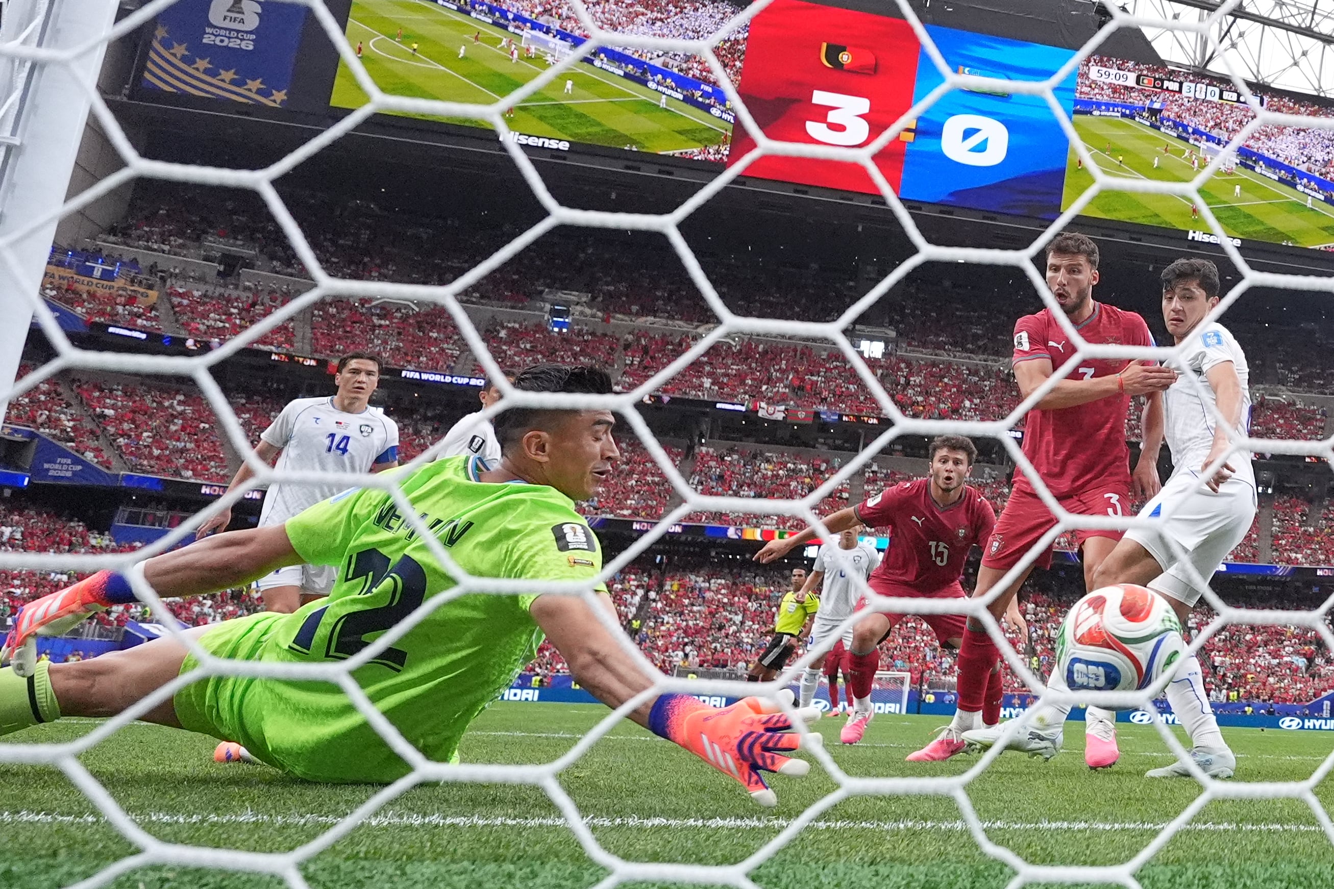 Portugal armó una fiesta con fútbol, pizarrón y el crack que faltaba: Cristiano Ronaldo marcó dos, pudo hacer cuatro 6 Un gol en contra Abduvohid Nematov, que hizo lo que pudo