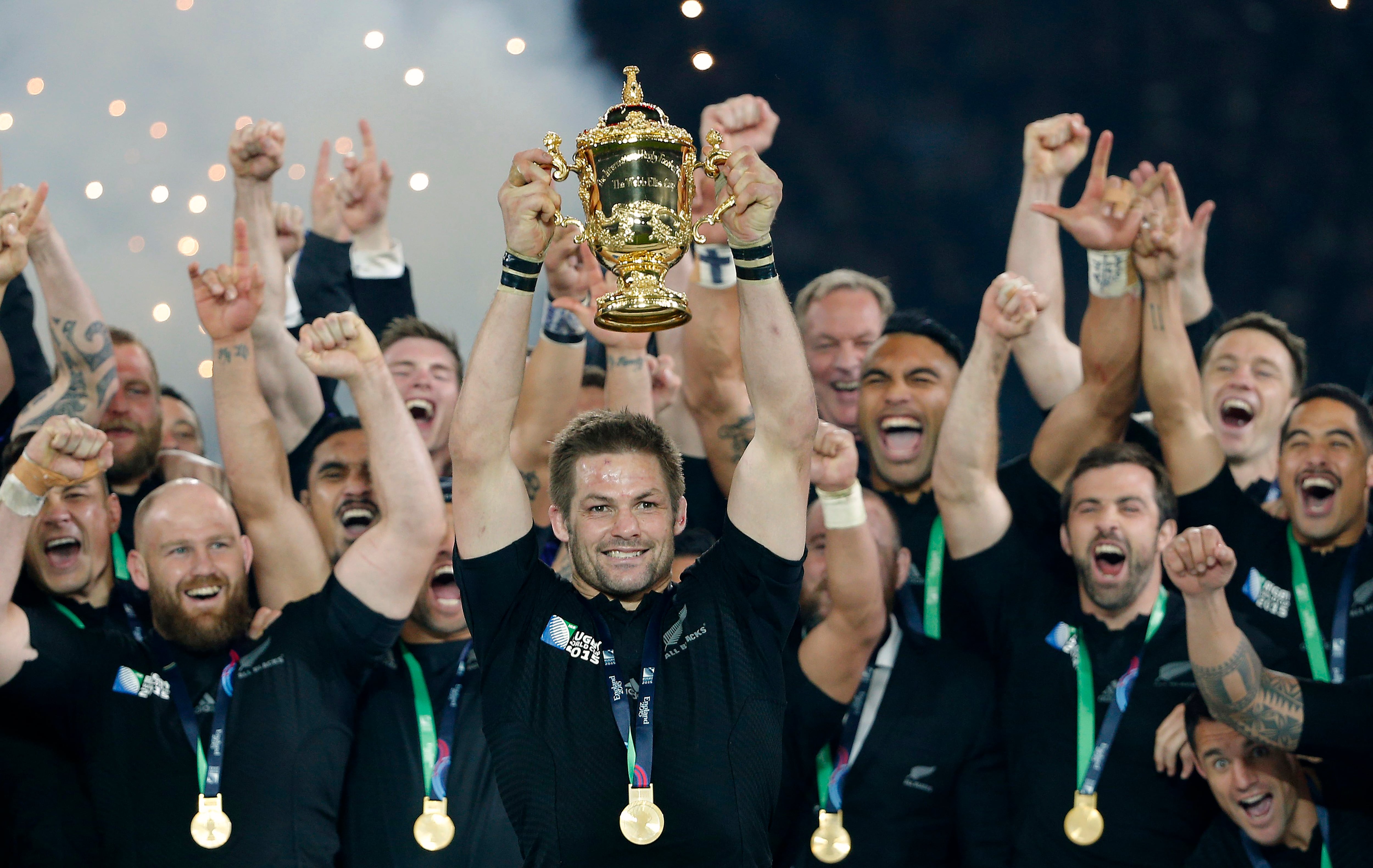Momentos de esplendor de los All Blacks: Richie McCaw, el capitán, alza la Copa del Mundo en 2015, en Londres