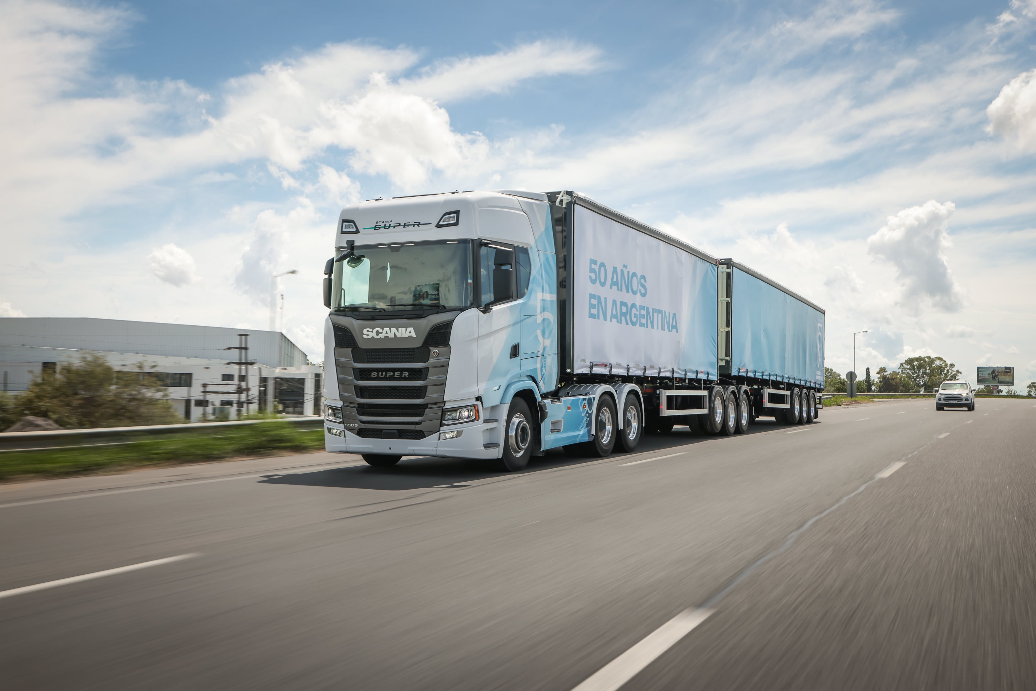 Scania presentó su nuevo camión 550S edición especial por sus 50 años produciendo en la Argentina