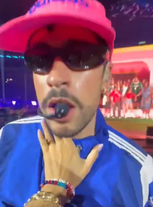 La imagen de la joven tomando del cuello al cantante se viralizó rápidamente (Foto: @dennisearamayo)