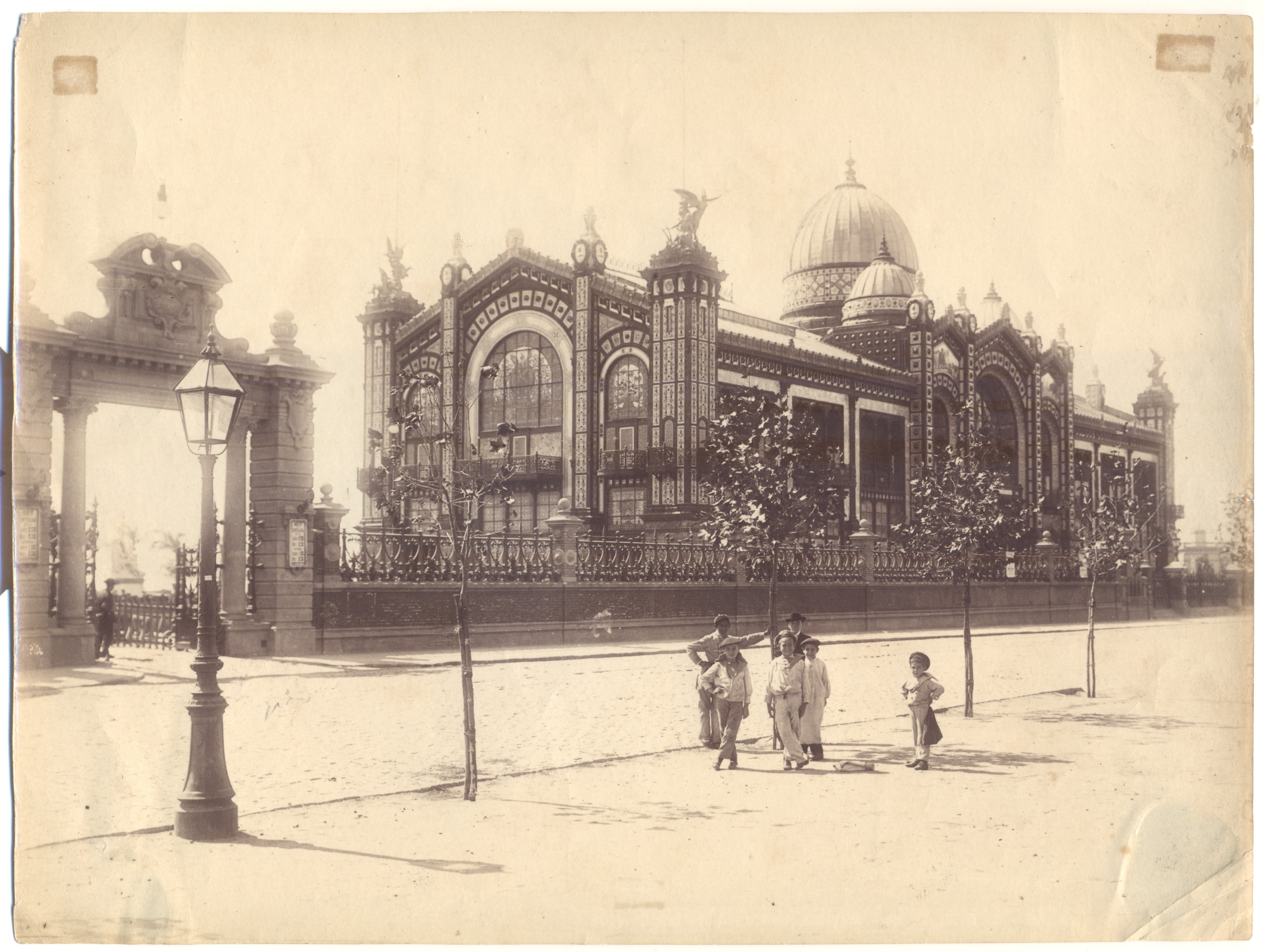 El Pabellón Argentino, a poco de ser instalado en Buenos Aires en 1894