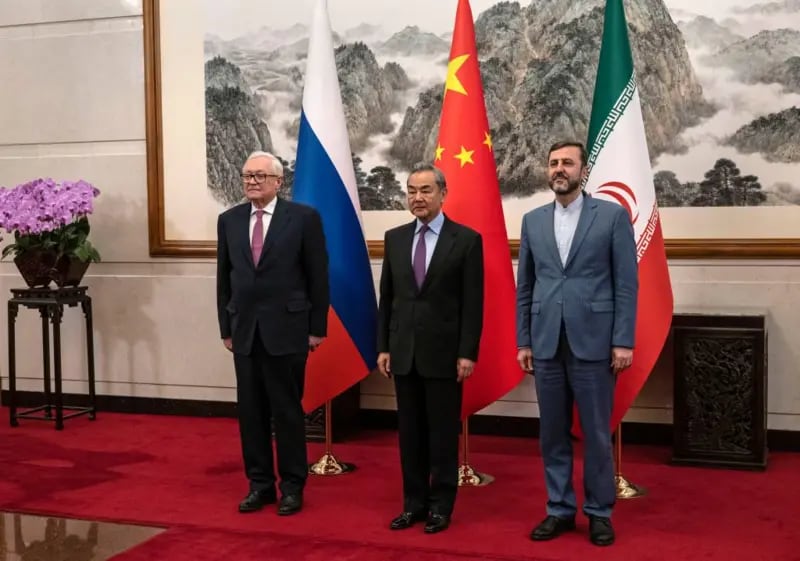El canciller de China, Wang Yi (centro), recibe a su par ruso, Serguéi Ryabkov (izq.), y al viceministro de Asuntos Exteriores de Irán, Kazeem Gharibabadi, en Pekín, en marzo de este año