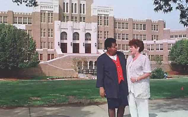 Cuarenta años después, Elizabeth Eckford y Hazel Bryan volvieron a posar juntas frente a Central High School. Will Counts, el mismo fotógrafo de 1957, volvió a retratarlas el 22 de septiembre de 1997