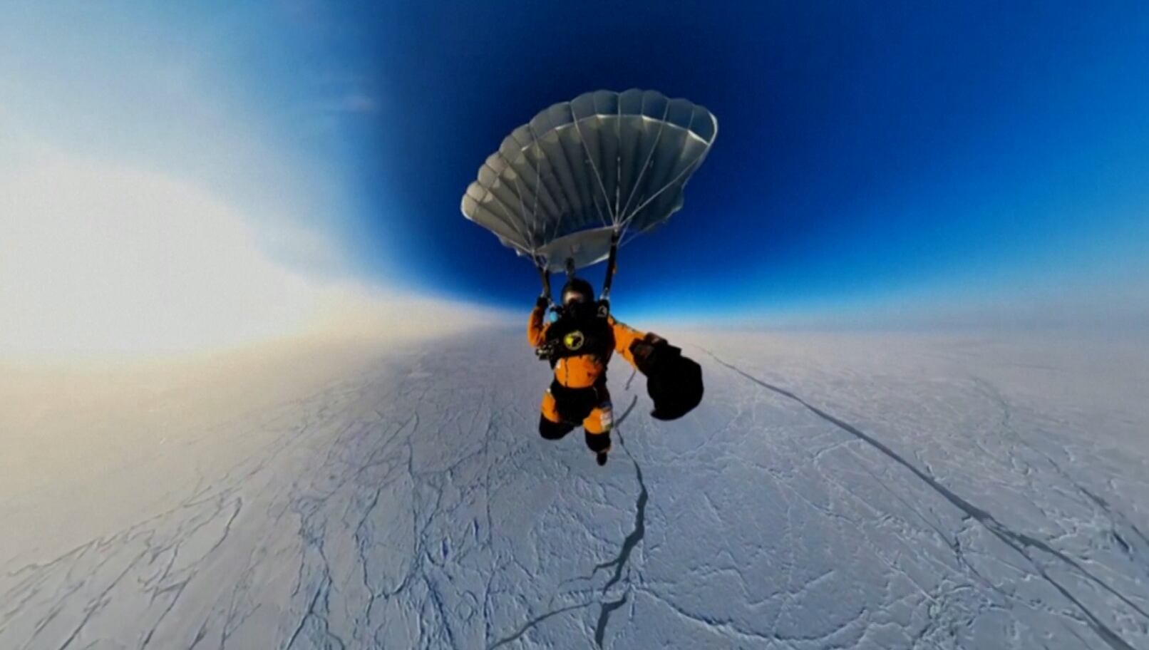 Deportes extremos. Paracaidistas rusos saltan desde la estratósfera al Polo Norte