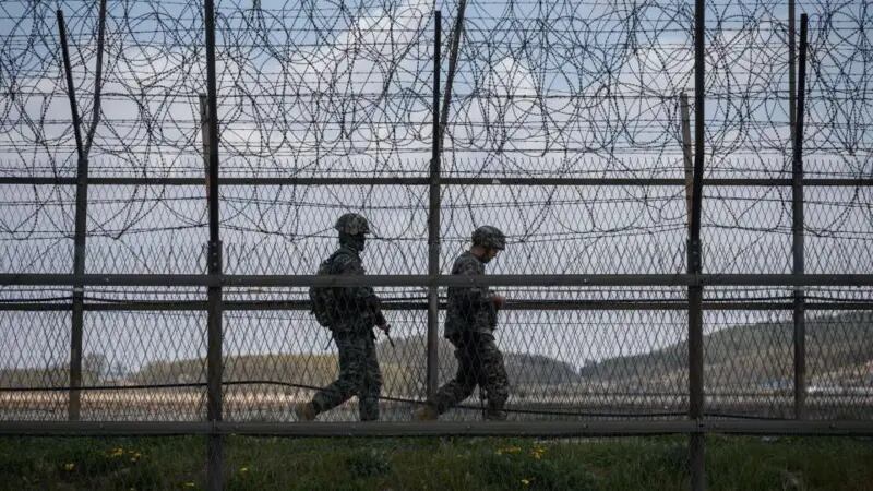 La frontera está cubierta con capas de densa cerca de alambre de púas y guardias patrullan el área