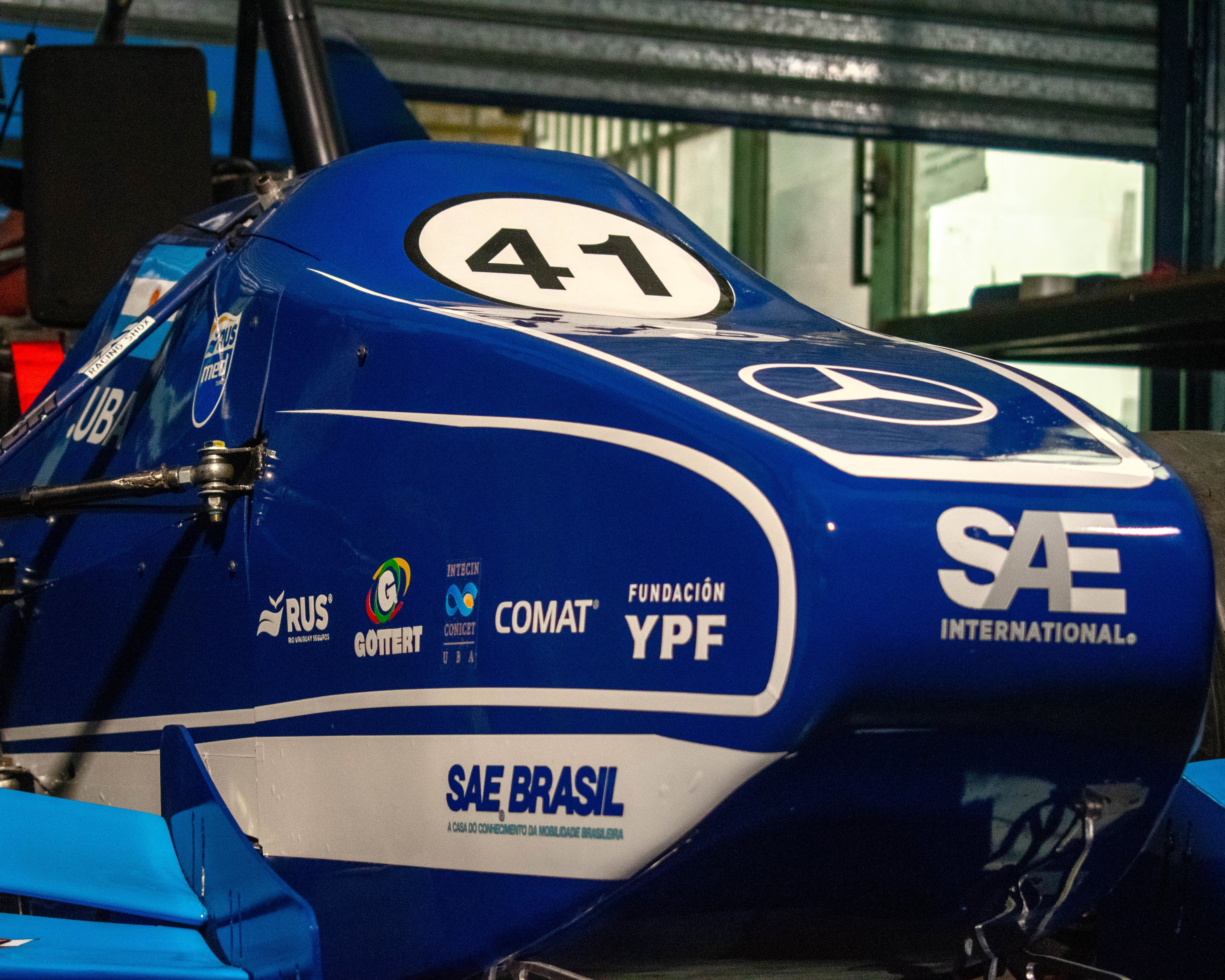 Algunos de los auspiciantes presentes en la estética del auto de FIUBA Racing (foto de Gianna Lucchini)