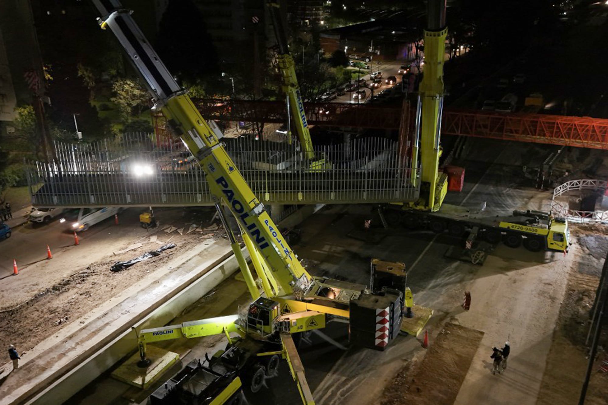 Obras en la autopista Dellepiane: cerrarán durante 24 horas ambas manos para el montaje de una nueva pasarela peatonal