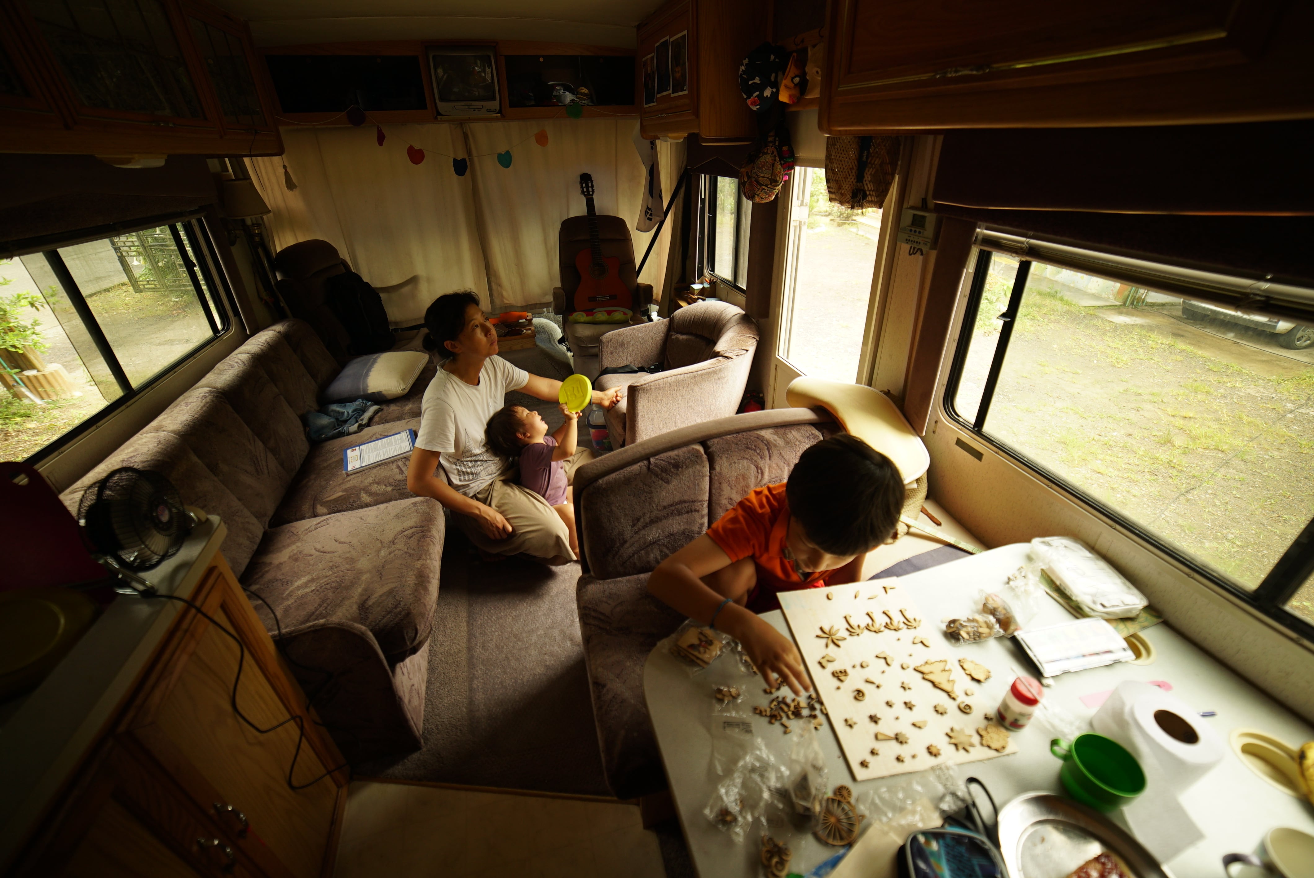 Ju con sus hijos, en un momento del día a día de su travesía