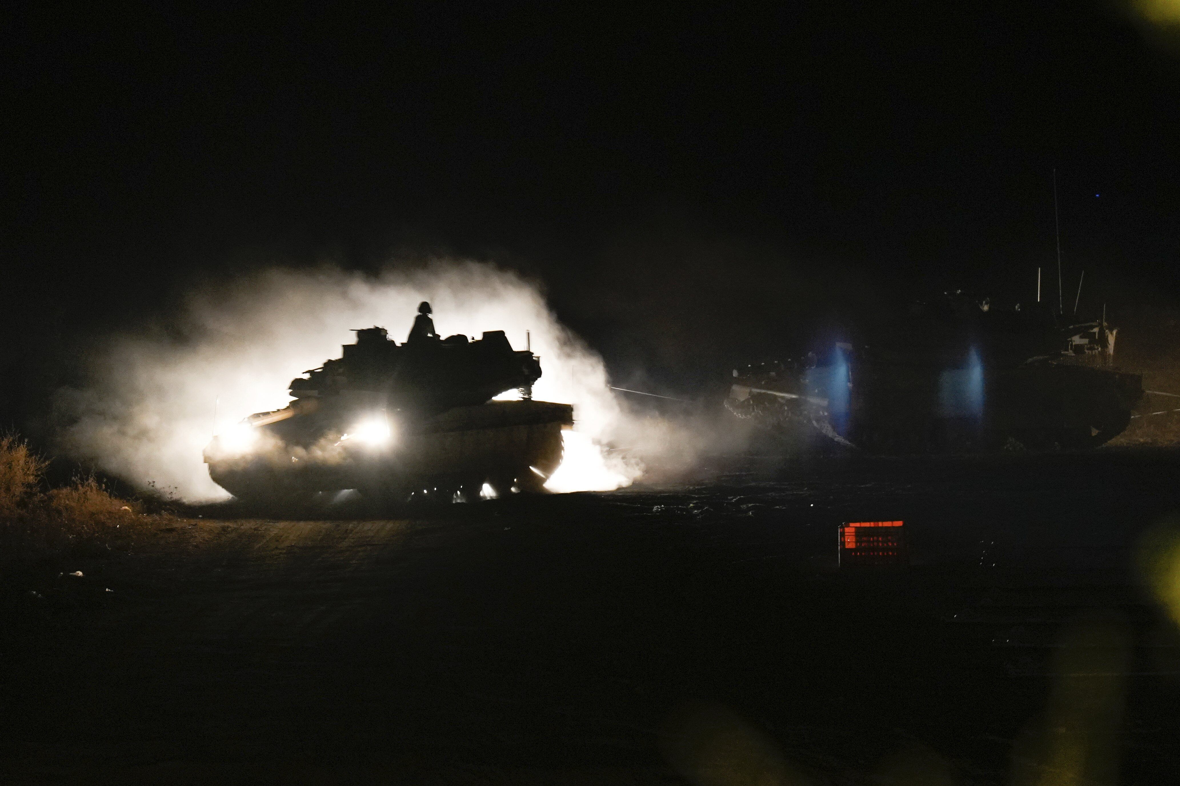 Un tanque israelí maniobra en el norte de Israel, cerca de la frontera entre Israel y el Líbano, el lunes 30 de septiembre de 2024.
