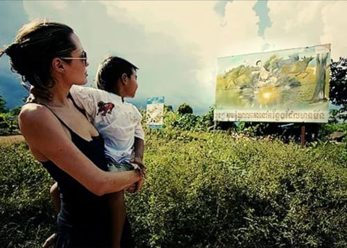 Angelina Jolie junto a su hijo Maddox visitando Camboya en el año 2003