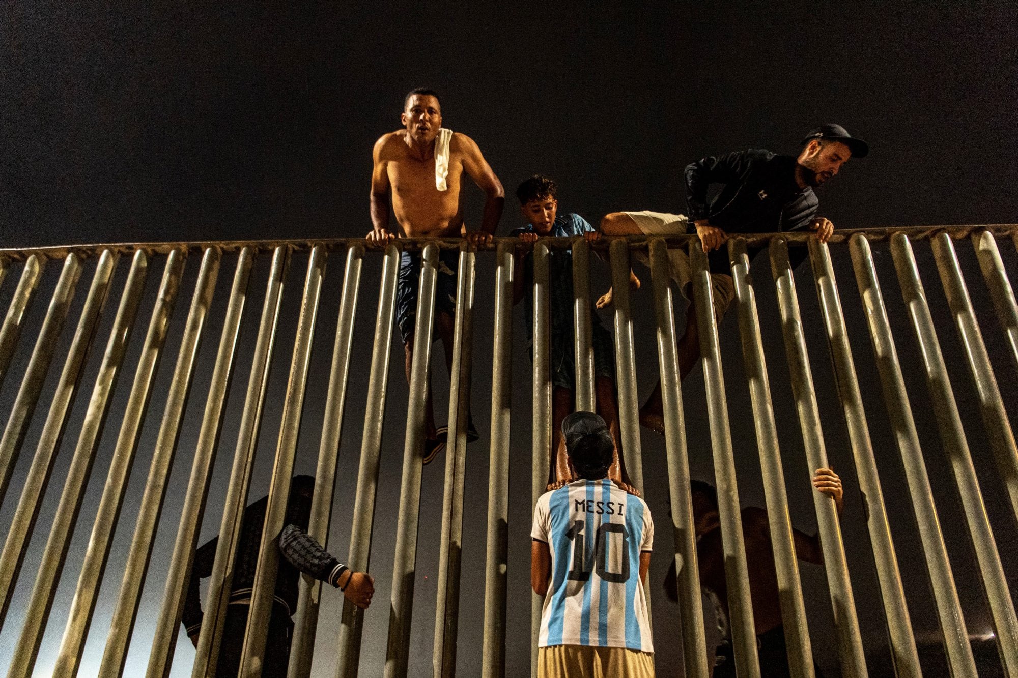 La camiseta de Messi en la valla que separa Marruecos de España