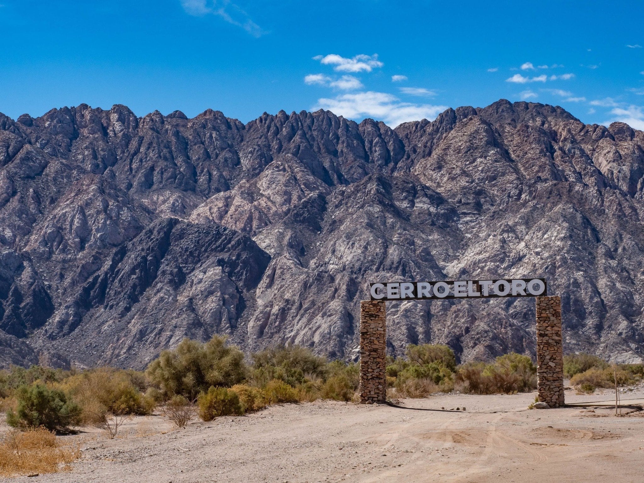 El cerro El Toro, ubicado en la falda oriental de las Sierras de Famatina, es el emblema de Villa Castelli, en La Rioja