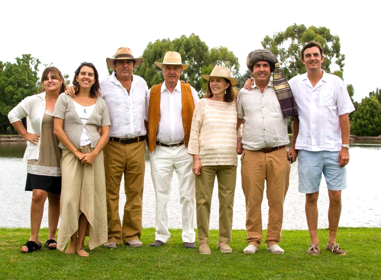 Alfredo Goti en familia, con María Antonieta y sus hijos: Lucía, Fátima, Facundo, Alfredo (h.) y Ramiro