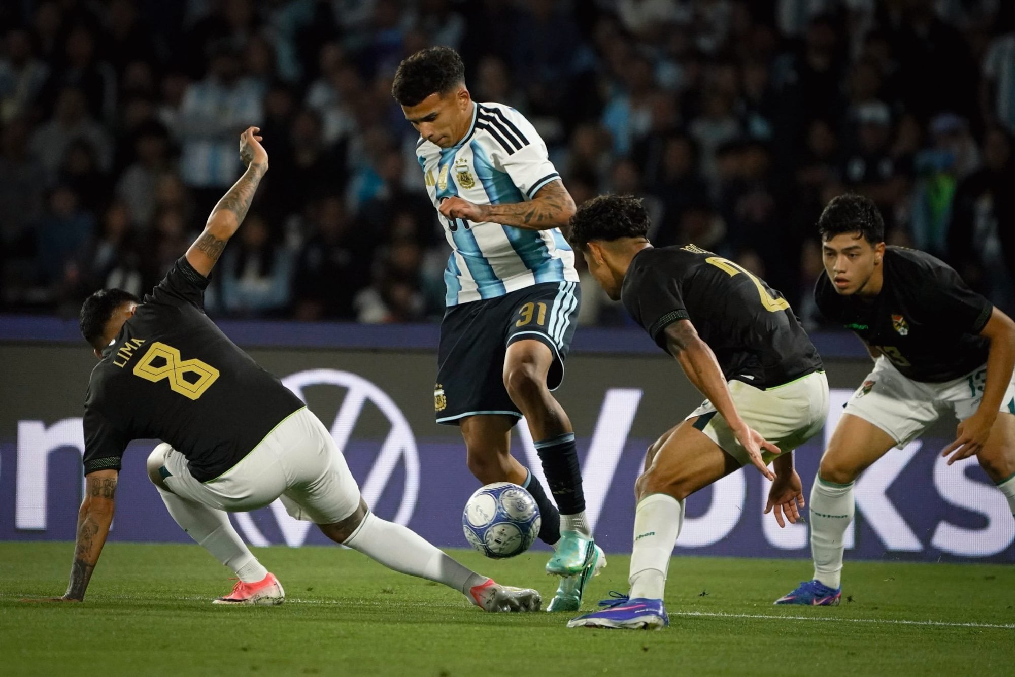 Leonel Flores en el amistoso ante Bolivia en Córdoba