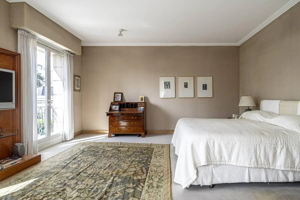 El dormitorio principal ofrece una vista abierta hacia el parque y cuenta con placares empotrados