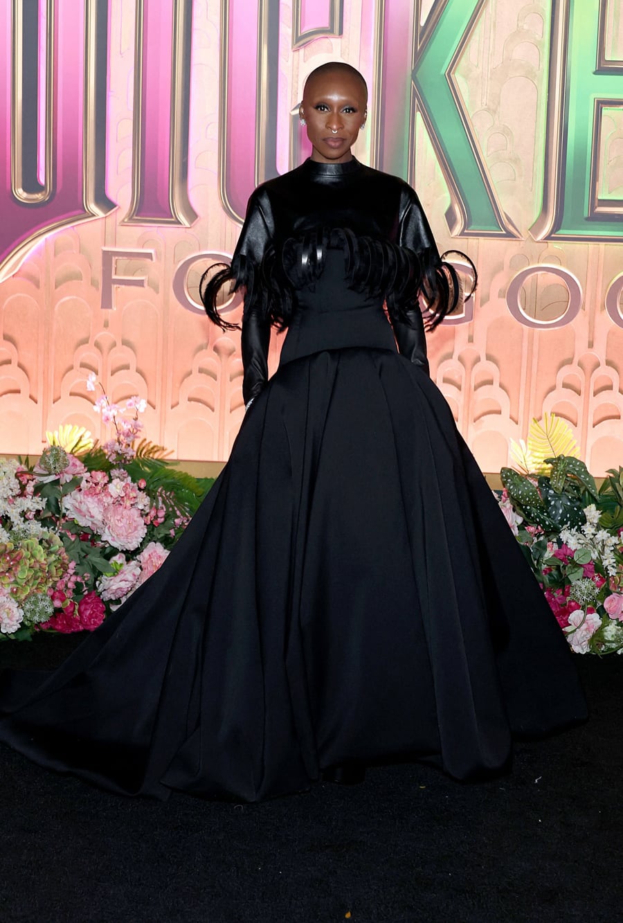 Con su outfit, Erivo logró imprimirle a la alfombra roja de la premiere de Wicked: por siempre un aura tan dramática como futurista