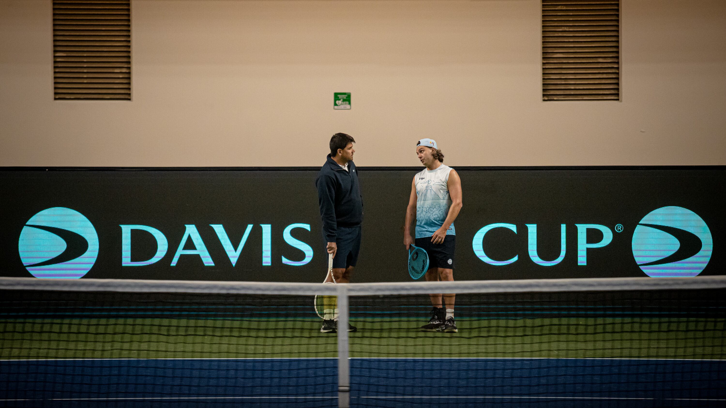 Trungelliti dialogando con el subcapitán del equipo, Eduardo Schwank, durante uno de los entrenamientos de la semana