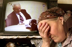 Fatima Begovic, una mujer musulmana de Bosnia, llora al observar el juicio a Milosevic por televisión