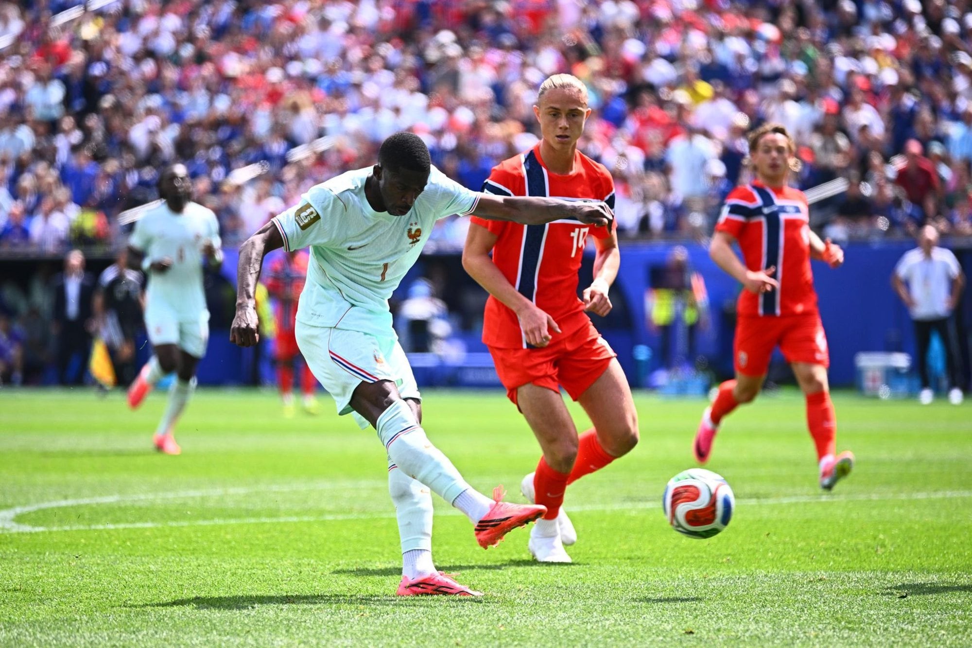 Ousmane Dembele ya remató de derecha y señalará el 1-0 de Francia ante Noruega