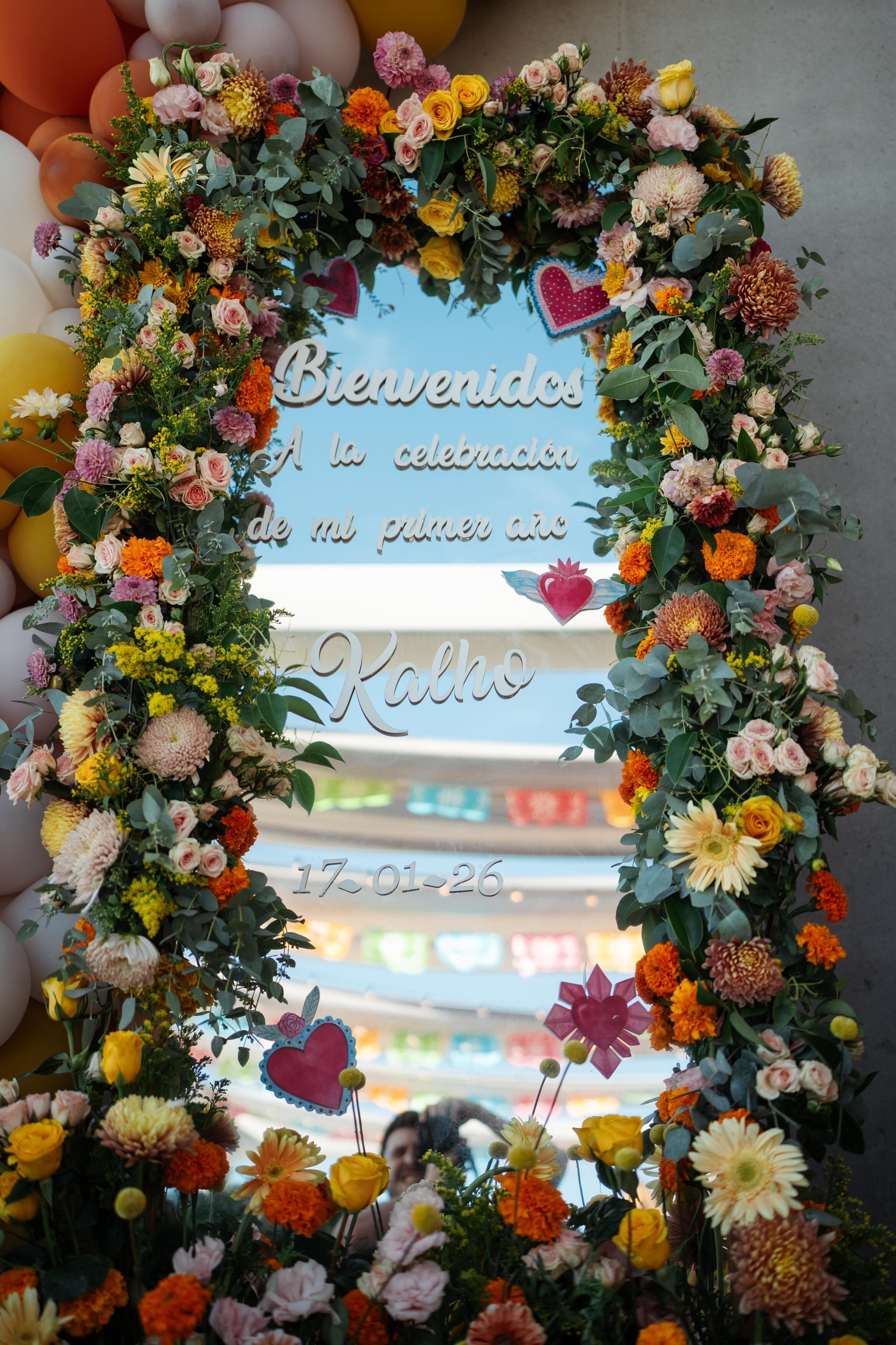 Flores de todos los colores para dar la bienvenida al festejo