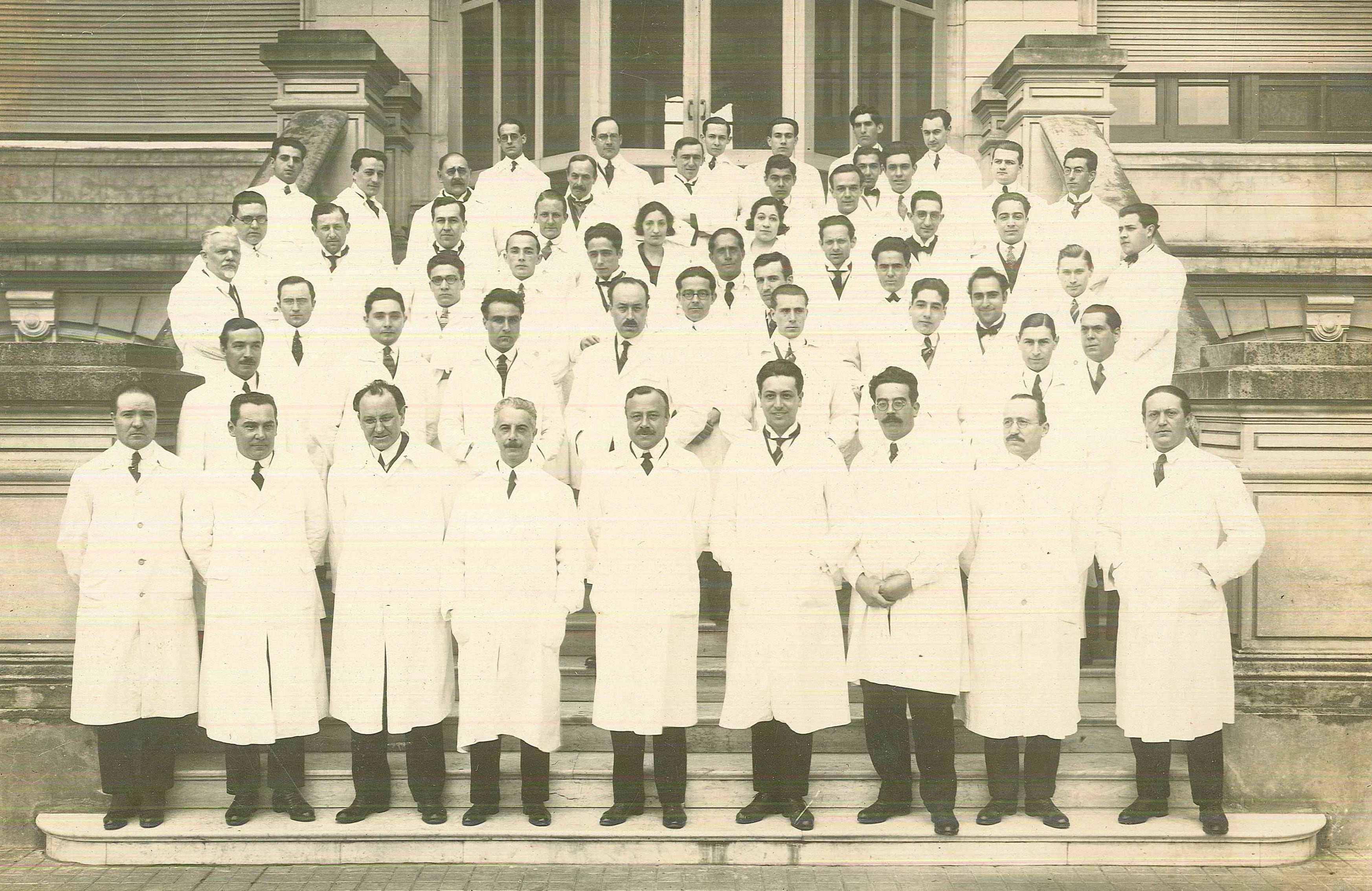 Integrantes del Instituto de Bacteriología posan frente al edificio original durante las primeras décadas de funcionamiento de la institución fundada en 1916