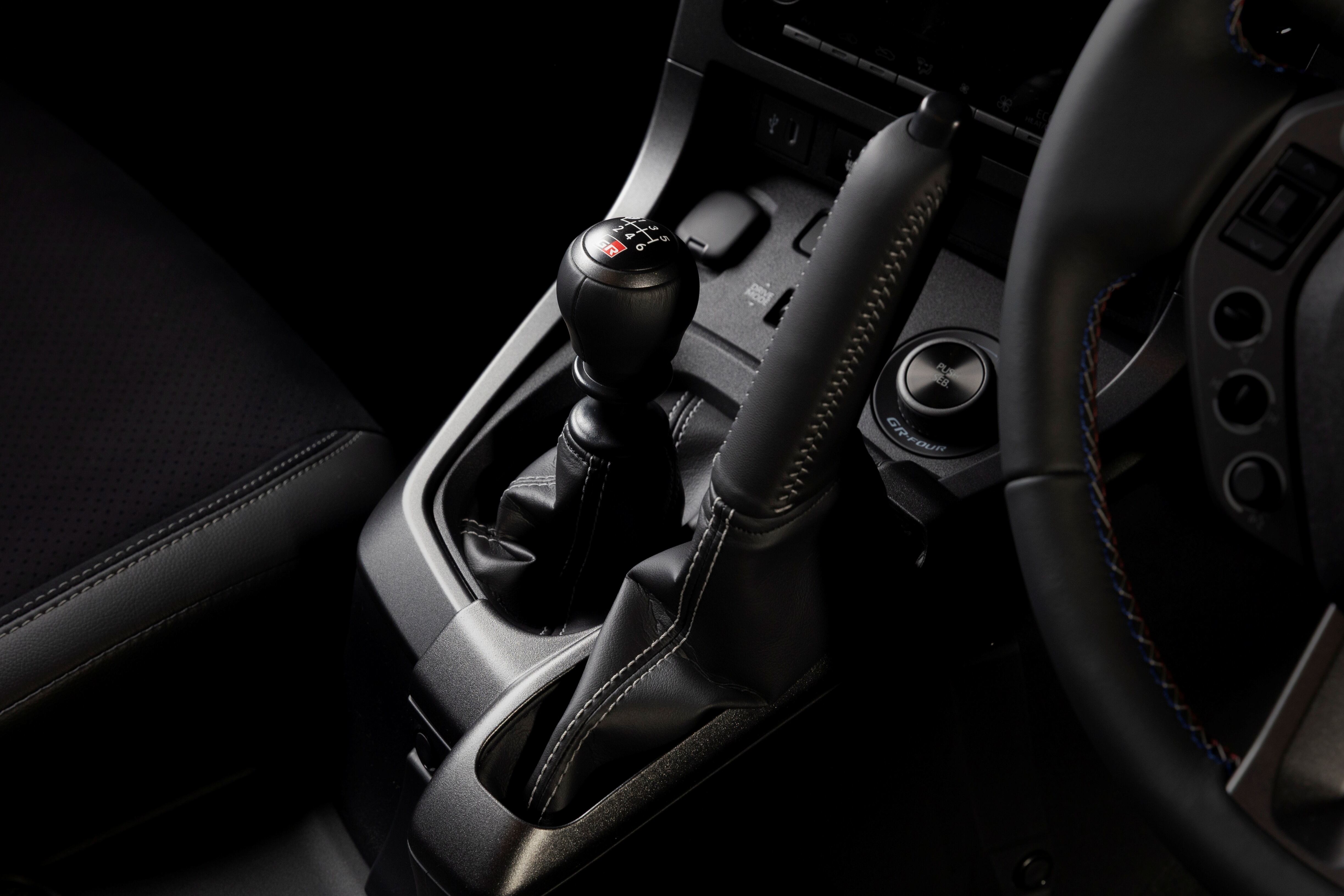 El freno de mano vertical es cuero con costuras grises