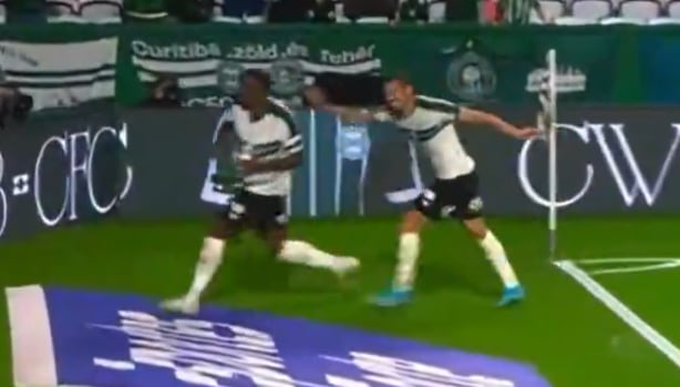 Cayó al túnel de los vestuarios durante el festejo de gol, se lo anularon y salió lesionado