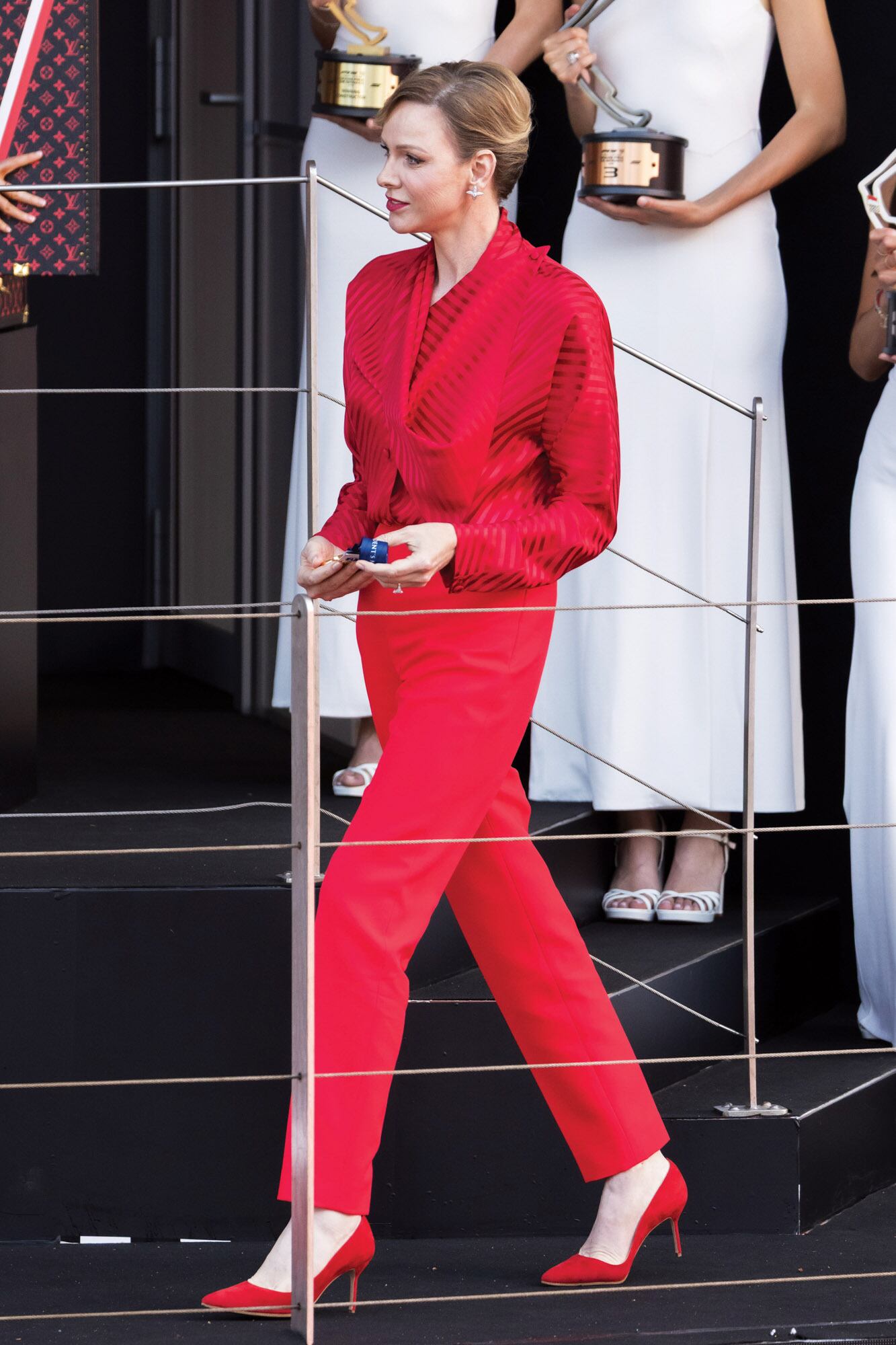 La princesa Charlene, al rojo vivo con
total look Louis Vuitton.
