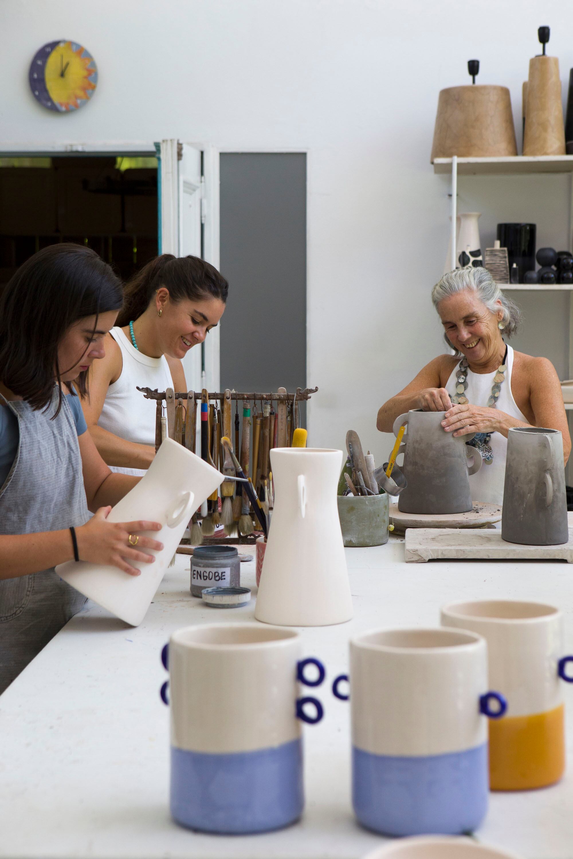 Maite y Miranda Pérez Cobo se criaron en el taller de su madre, Ángeles Castro Corbat. Y siguen trabajando juntas.