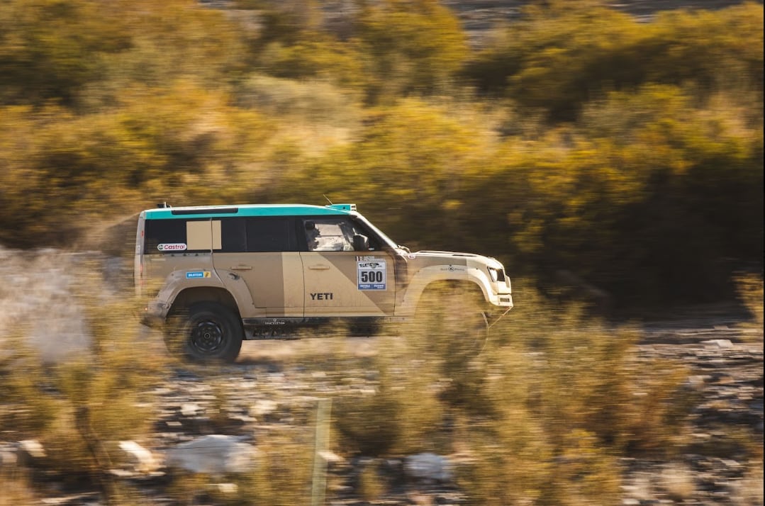 El Defender Dakar D7X-R utiliza el mismo casco que la versión de calle