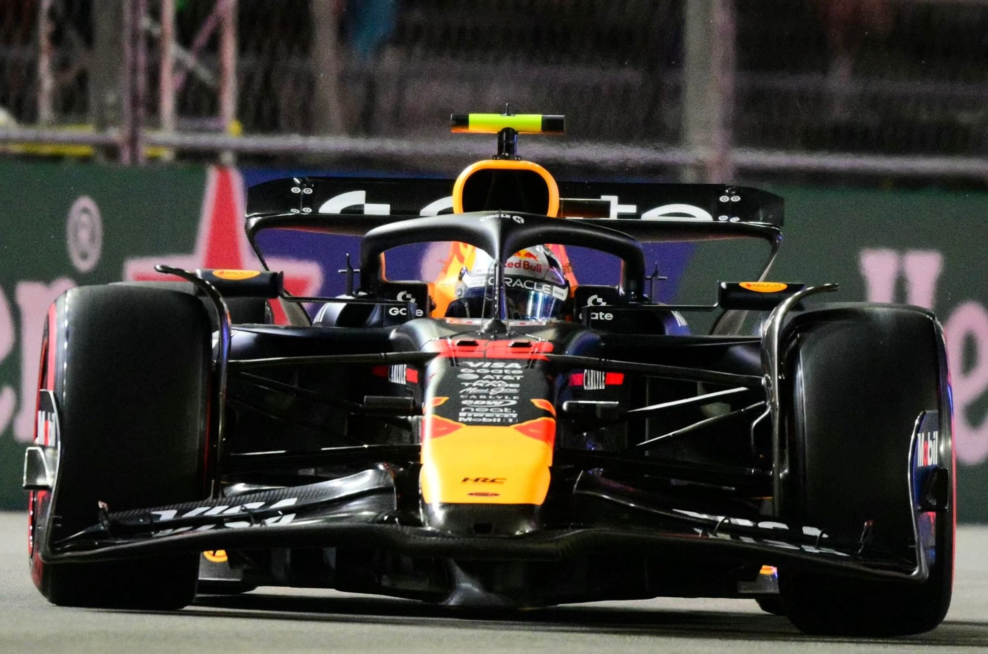 El piloto japonés de Red Bull Racing, Yuki Tsunoda, compite durante la tercera sesión de entrenamientos libres del Gran Premio de Fórmula 1 de Las Vegas, en el circuito de Las Vegas Strip, Nevada, el 21 de noviembre de 2025. (Foto de Frederic J. Brown / AFP)