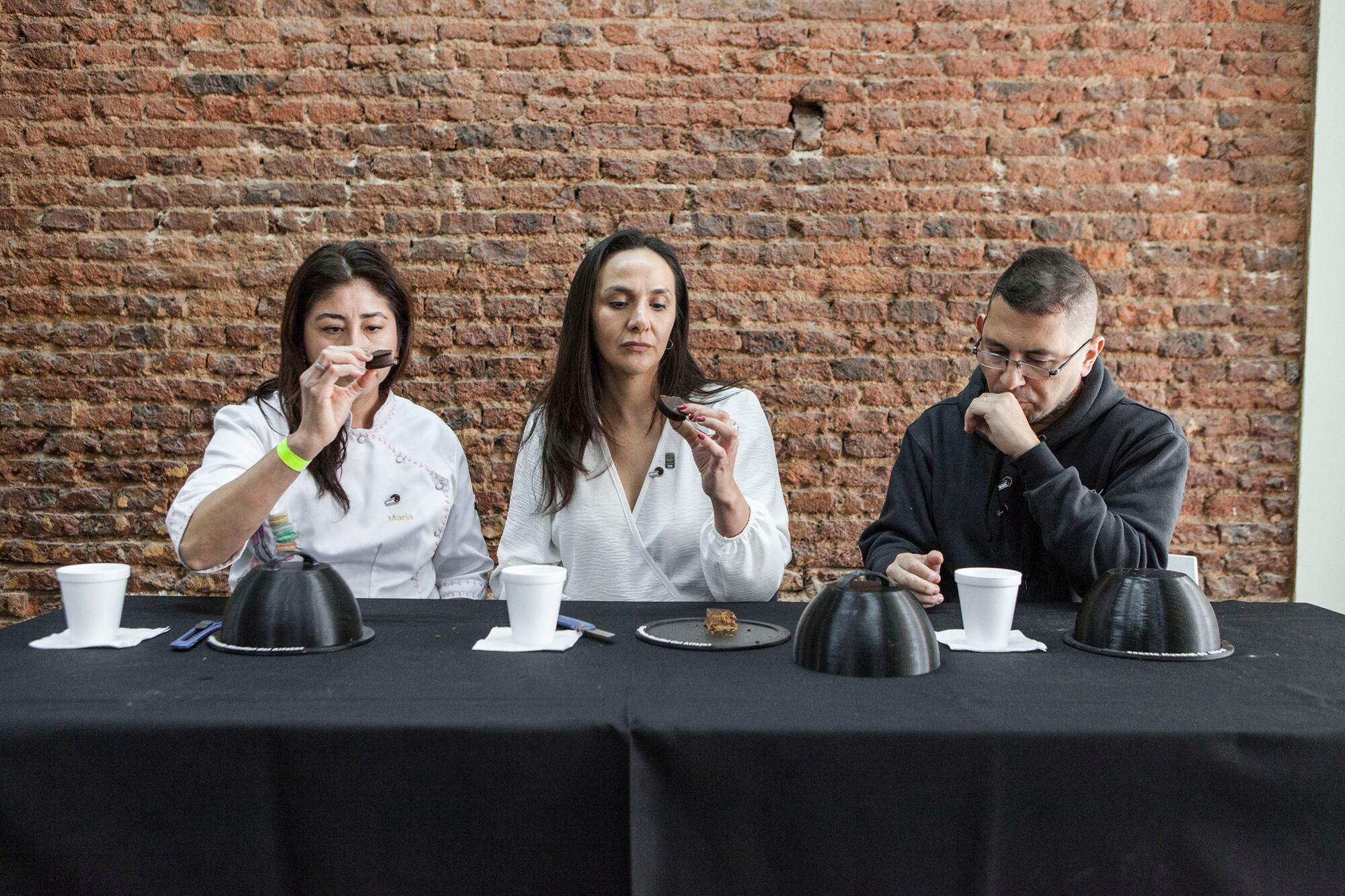 El jurado hace una cata a ciegas para elegir al Mejor Alfajor