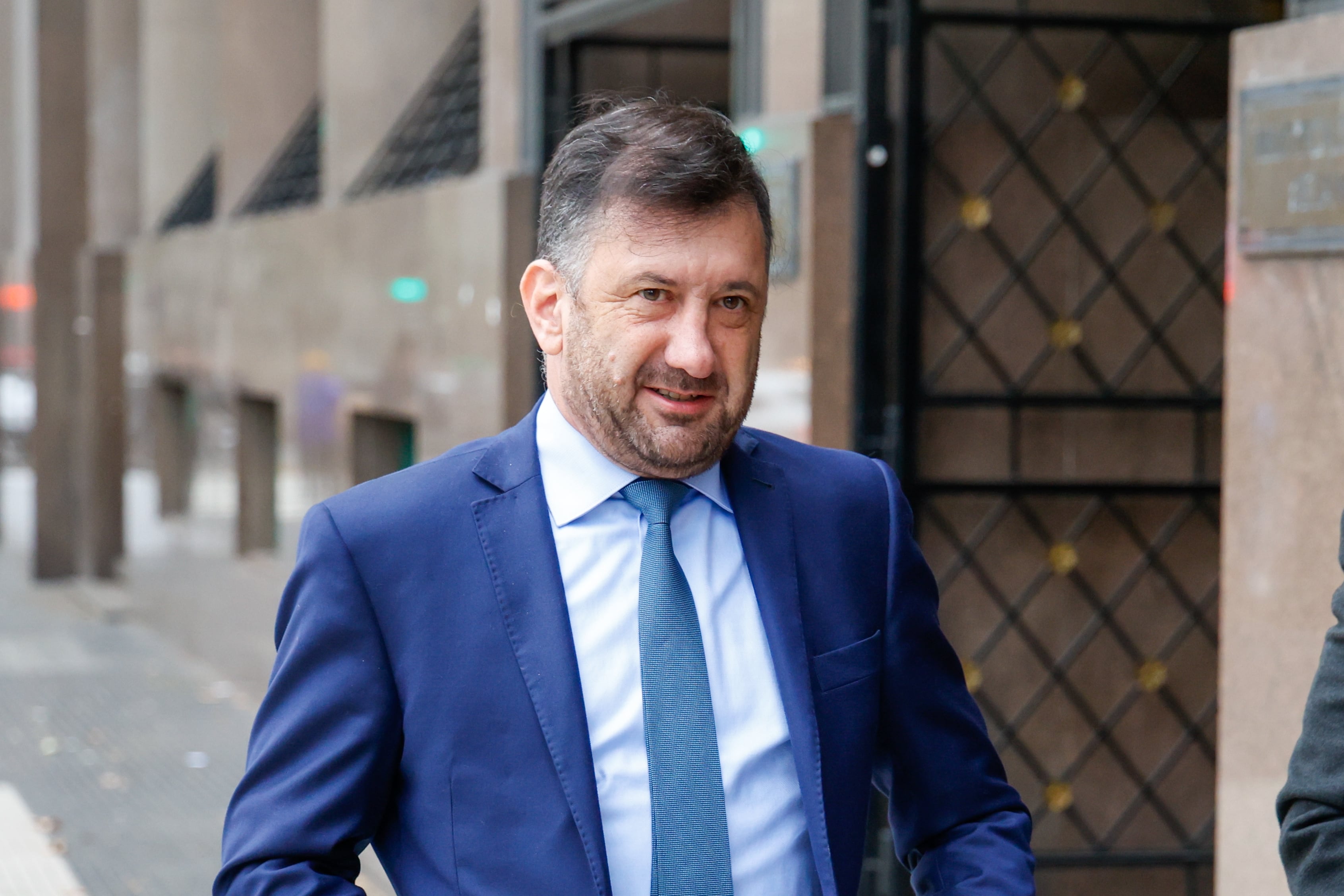 El senador Edgardo Kueider a la salida de la reunión de la Bicameral de Inteligencia, en el edificio anexo de la cámara del Senado de la Nación