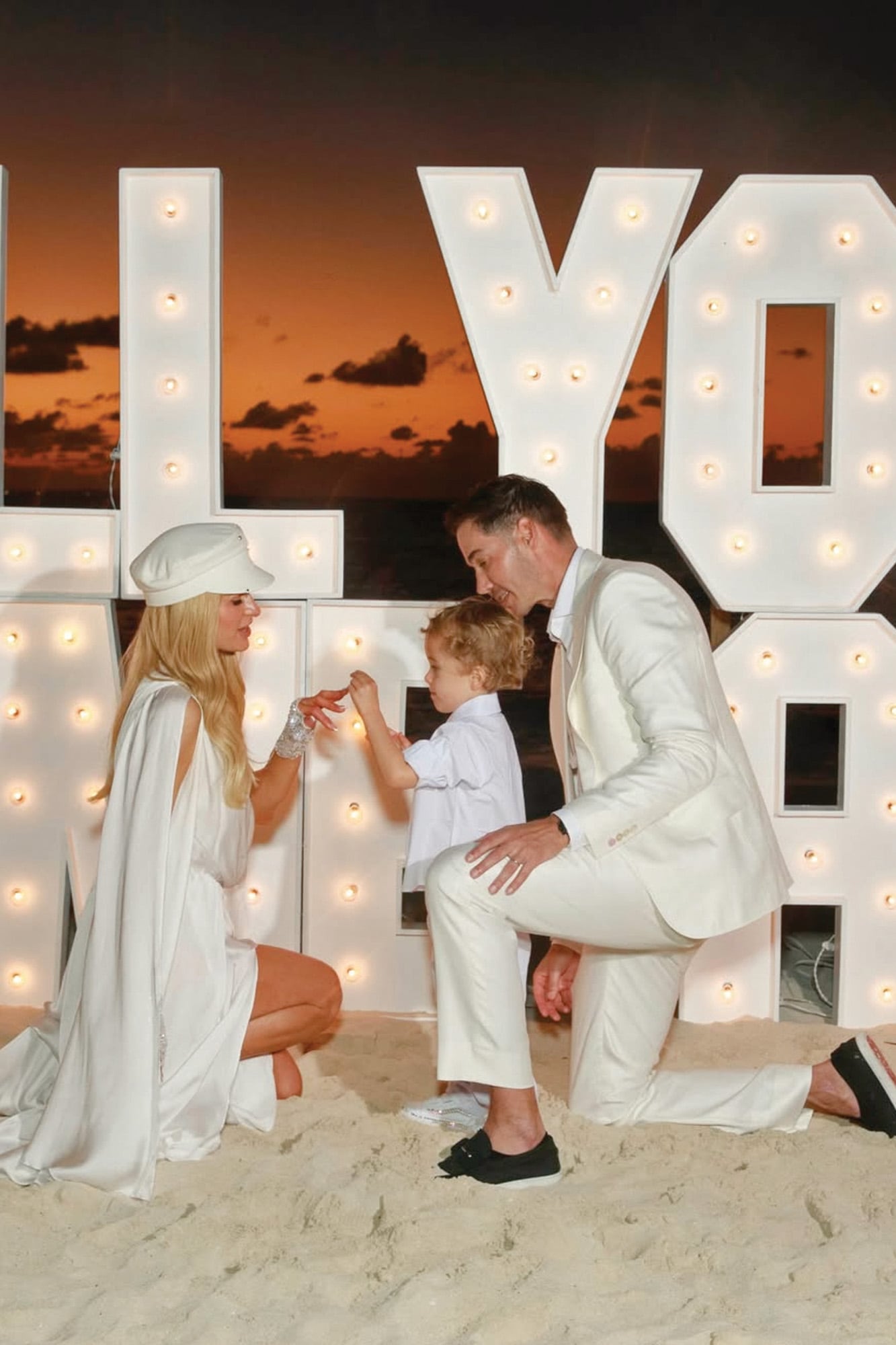 Para hacer más partícipe a su hijo, Paris pone su mano para su hijo también le coloque el anillo