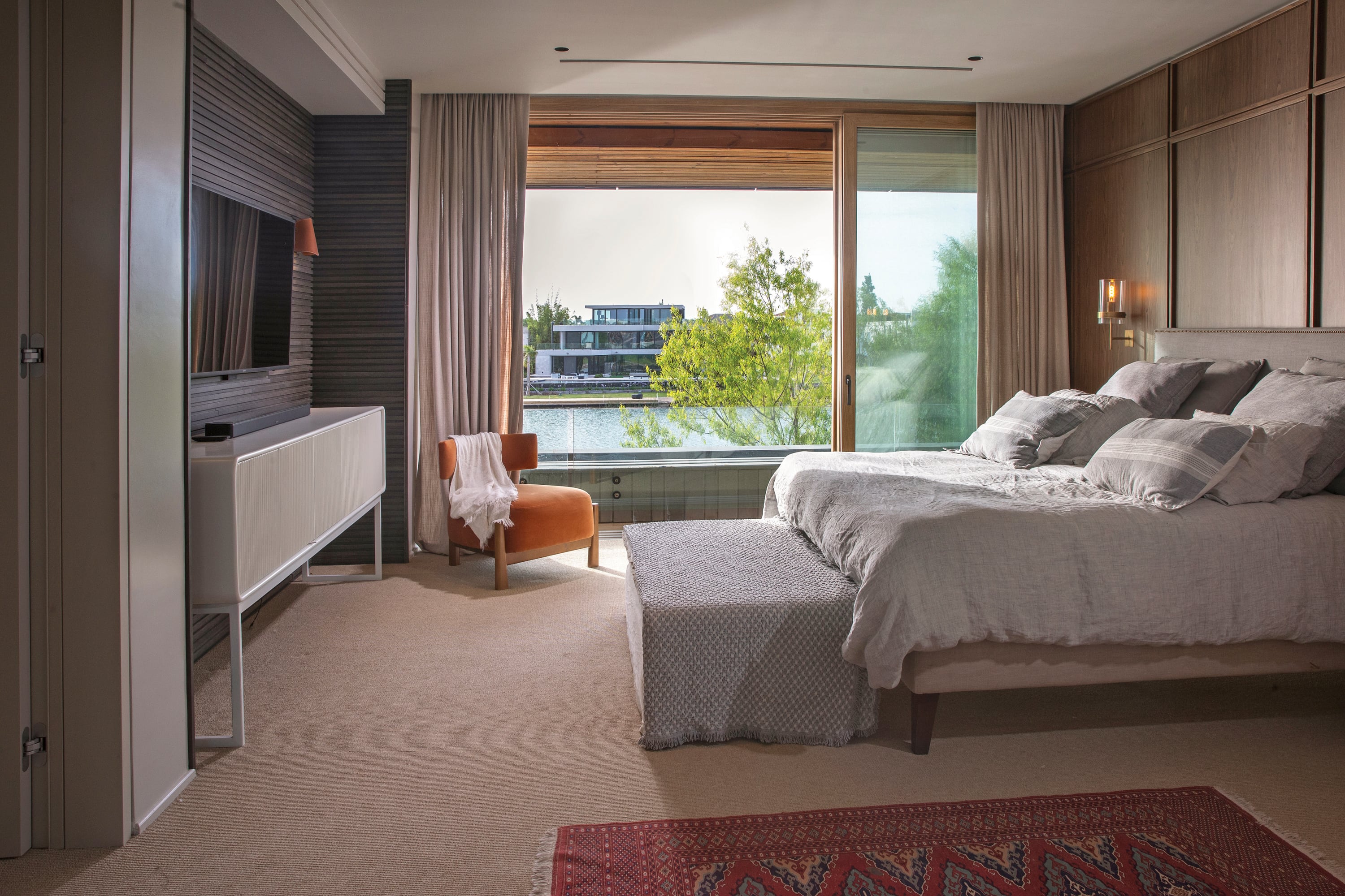 El agua, otra de las pasiones de Ezequiel (hace surf y wind foil) puede verse desde todos lados. “Mi familia es de Necochea. Eso me dio esa idea de la arquitectura de playa, de traer un poco el mar y la arena adentro de la casa”, dice