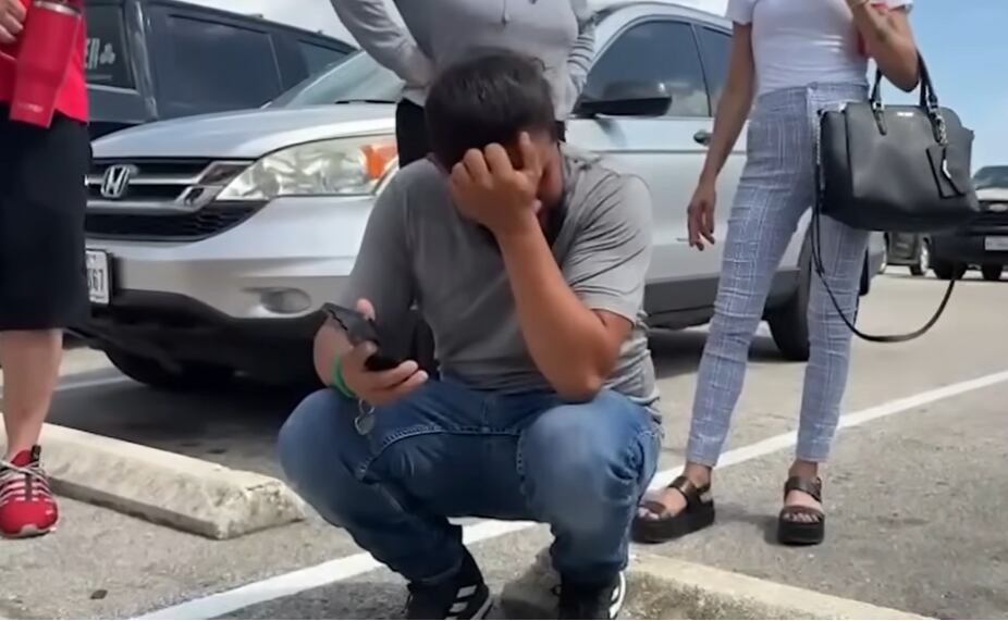 Hombre chileno llora al ver como detienen a su esposa y su pequeño hijo