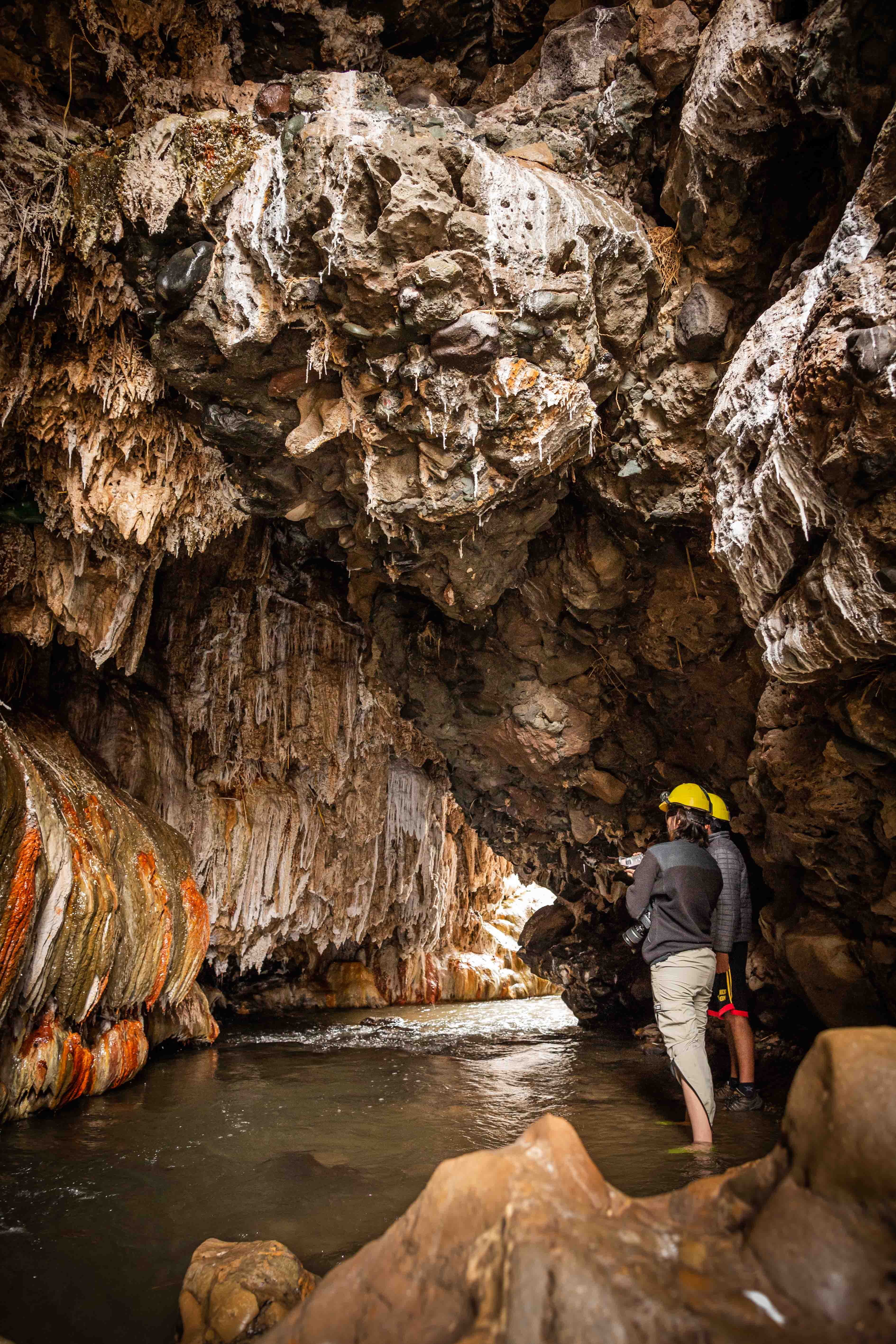 El óxido de hierro le da una tonalidad rojiza a las piedras que van del ocre al blanco y al negro, en una atractiva paleta mineral.