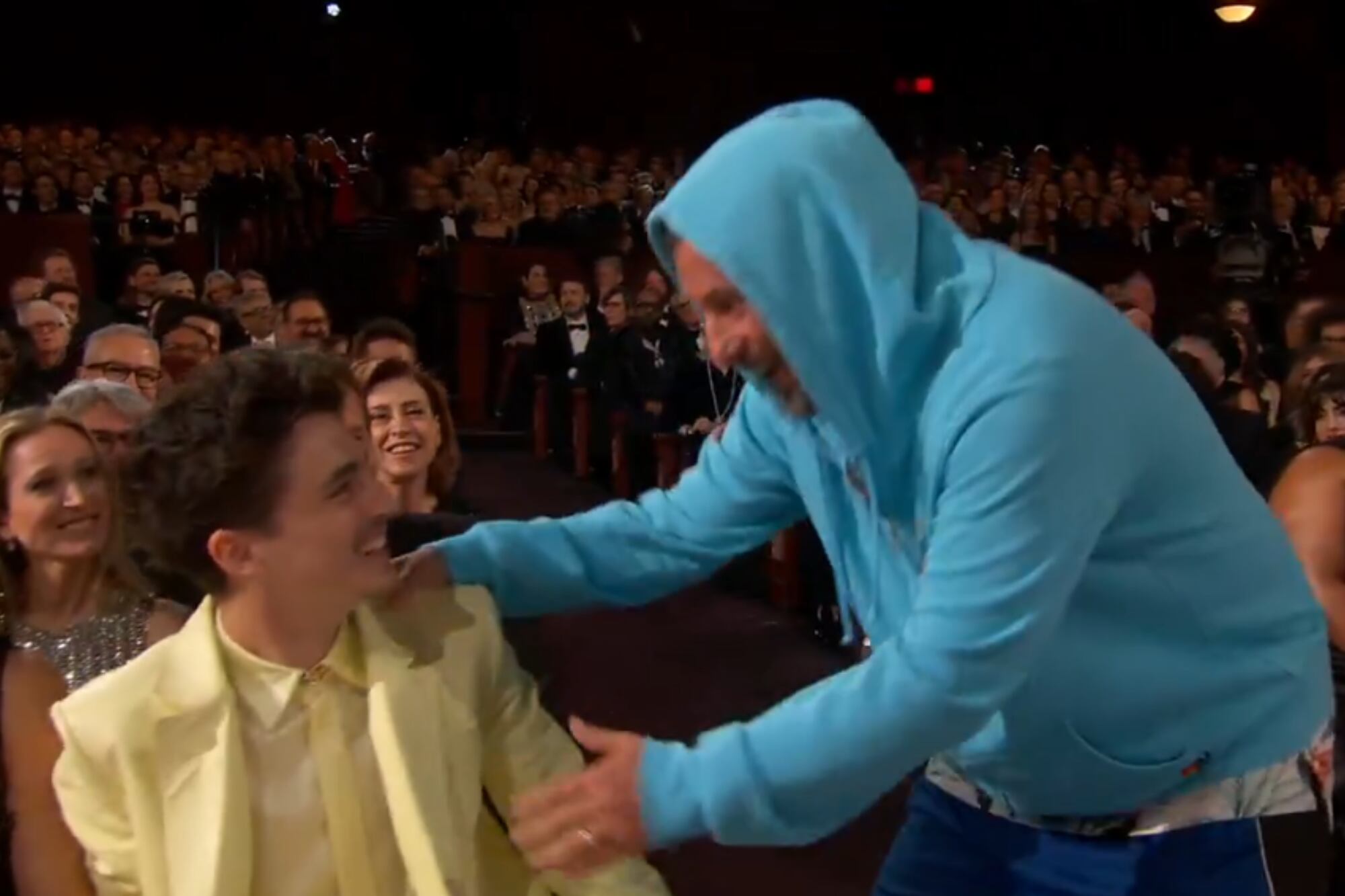 Timothée Chalamet y Adam Sandler tuvieron un divertido momento durante la ceremonia (Foto: Captura de video)