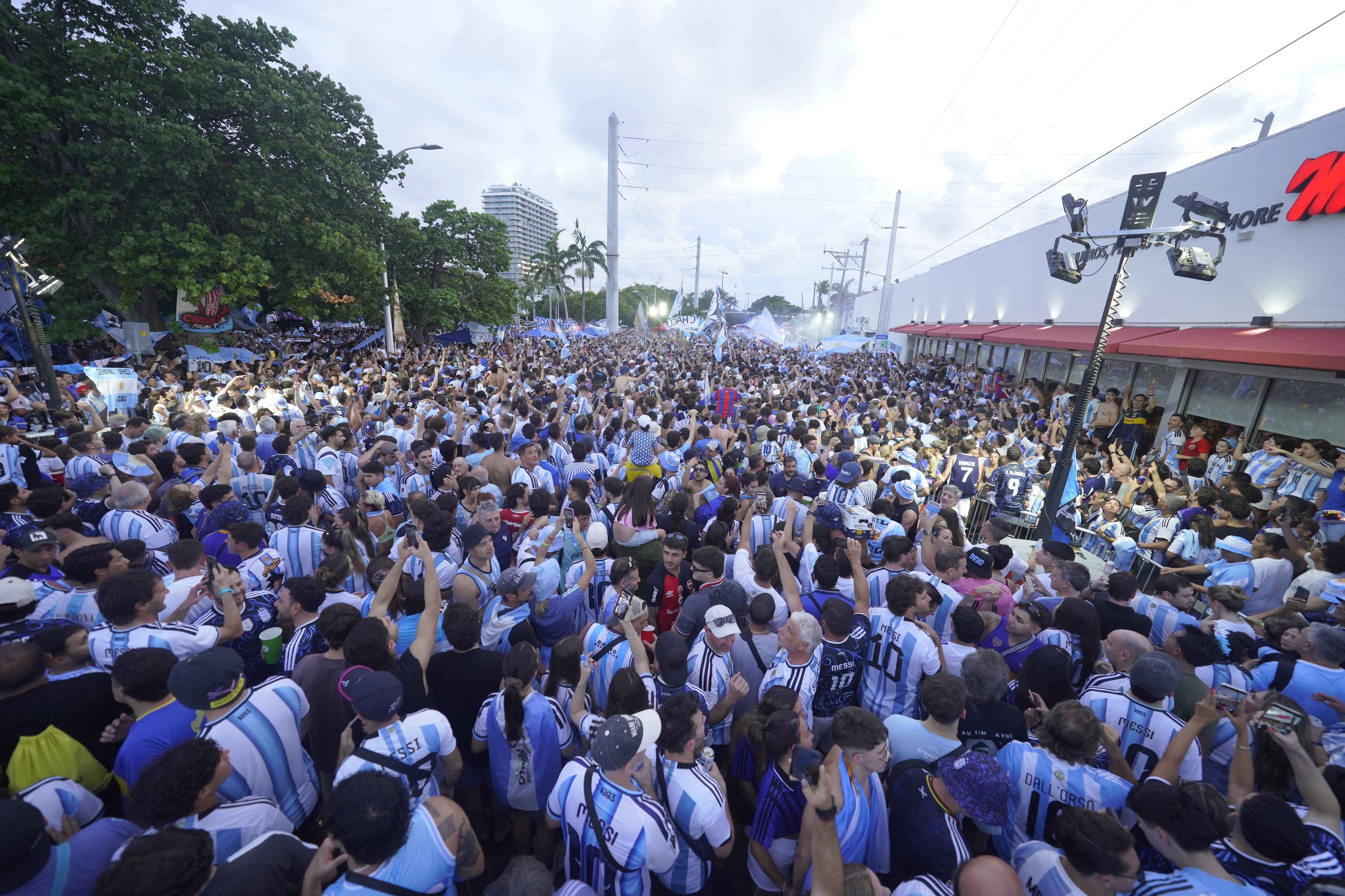 Banderazo de hinchas argentinos en la previa al partido ante Cabo Verde en Miami