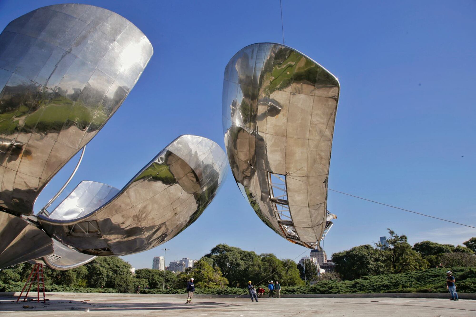 Mediante un sistema de lingas y dos grúas de gran porte los pétalos fueron retirados de la estructura y trasladados en carretones