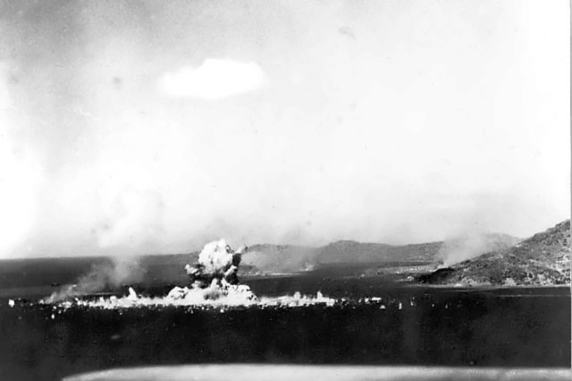 La explosión del Aikoku Maru, uno de los barcos que exploró Alejandro Dutto en su visita al atolón Truk