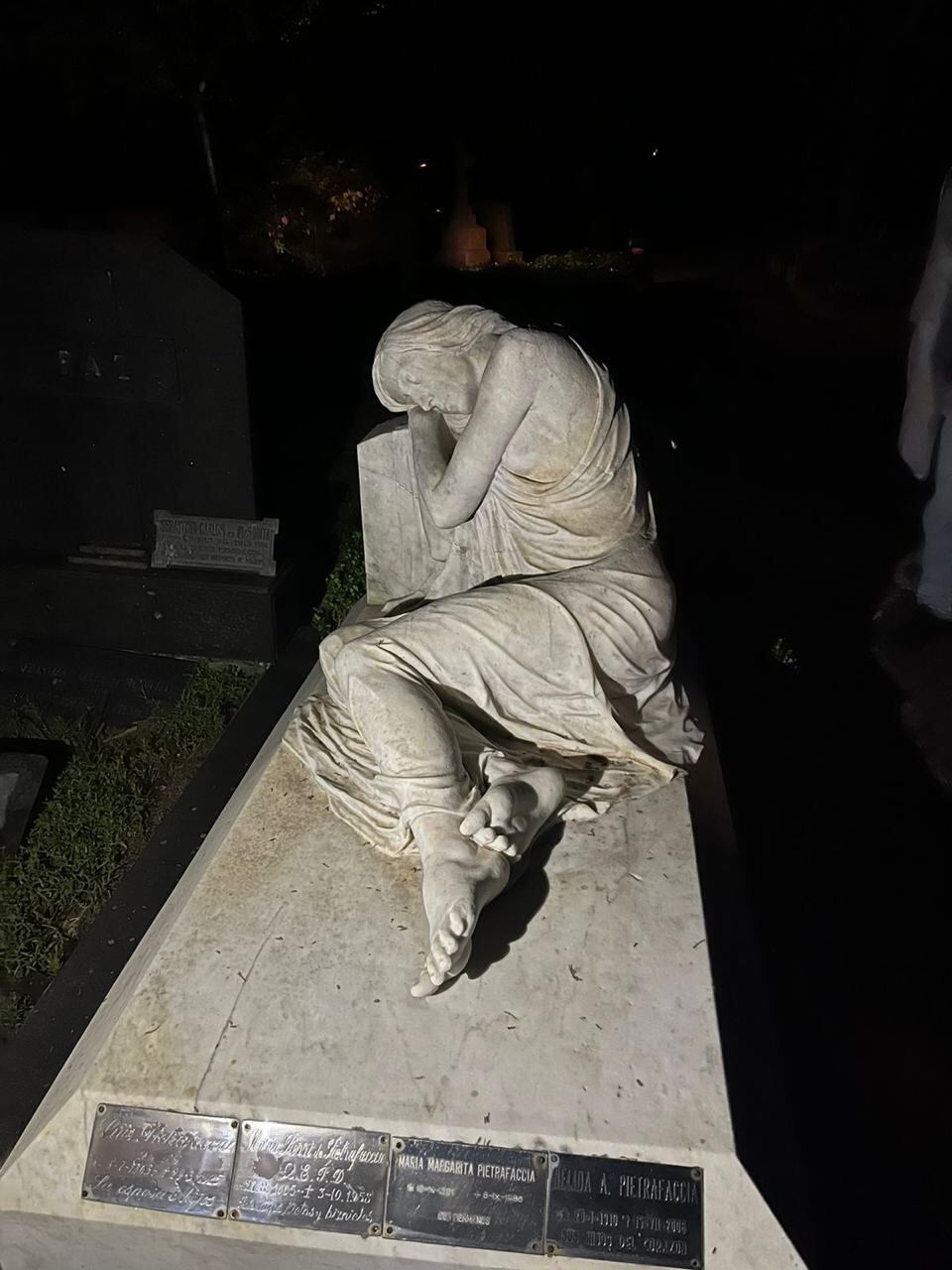 La escultura de la mujer que duerme es la única de su tipo en todo el cementerio, está sobre la tumba de una mujer italiana; se dice que en la noche la dama se levanta y le deja flores a los difuntos