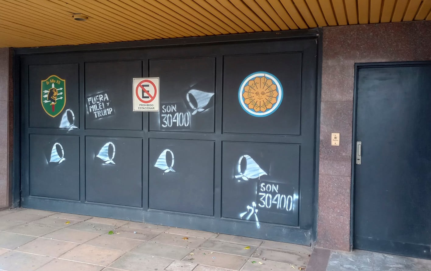 Durante la marcha por el 24 de marzo en Posadas, realizaron pintadas en el edificio del Ejército con consignas por los desaparecidos