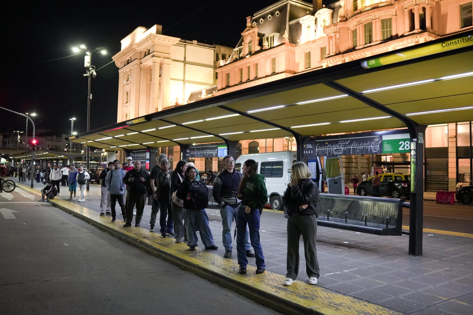 Los usuarios formaron largas filas en la estación de Constitución