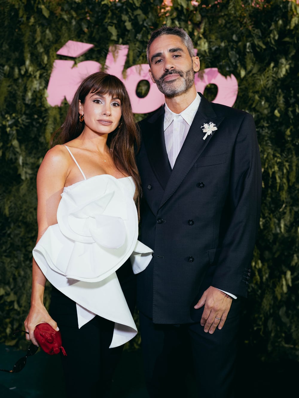 El Pollo Álvarez y su esposa, la creadora de contenido digital Tefi Russo; el conductor optó por un traje en azul petróleo que acompañó con camisa blanca y detalle floral en la solapa, al tiempo que ella llevó un voluminoso top blanco con finos breteles