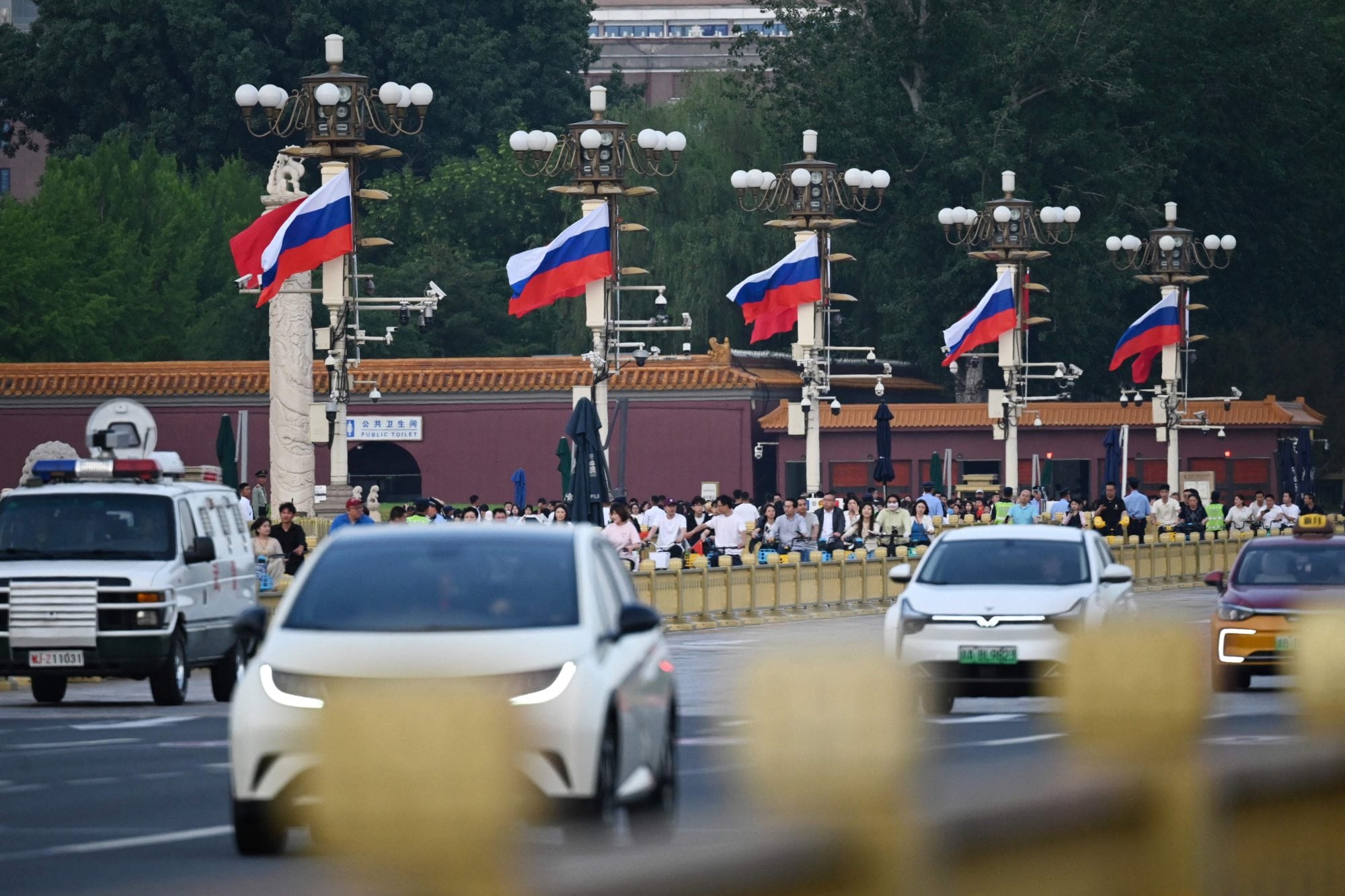 Vladimir Putin llegó a China para su encuentro con Xi Jinping en plena tensión por la guerra en Medio Oriente 5 Las calles de Pekín decoradas para recibir al mandatario ruso