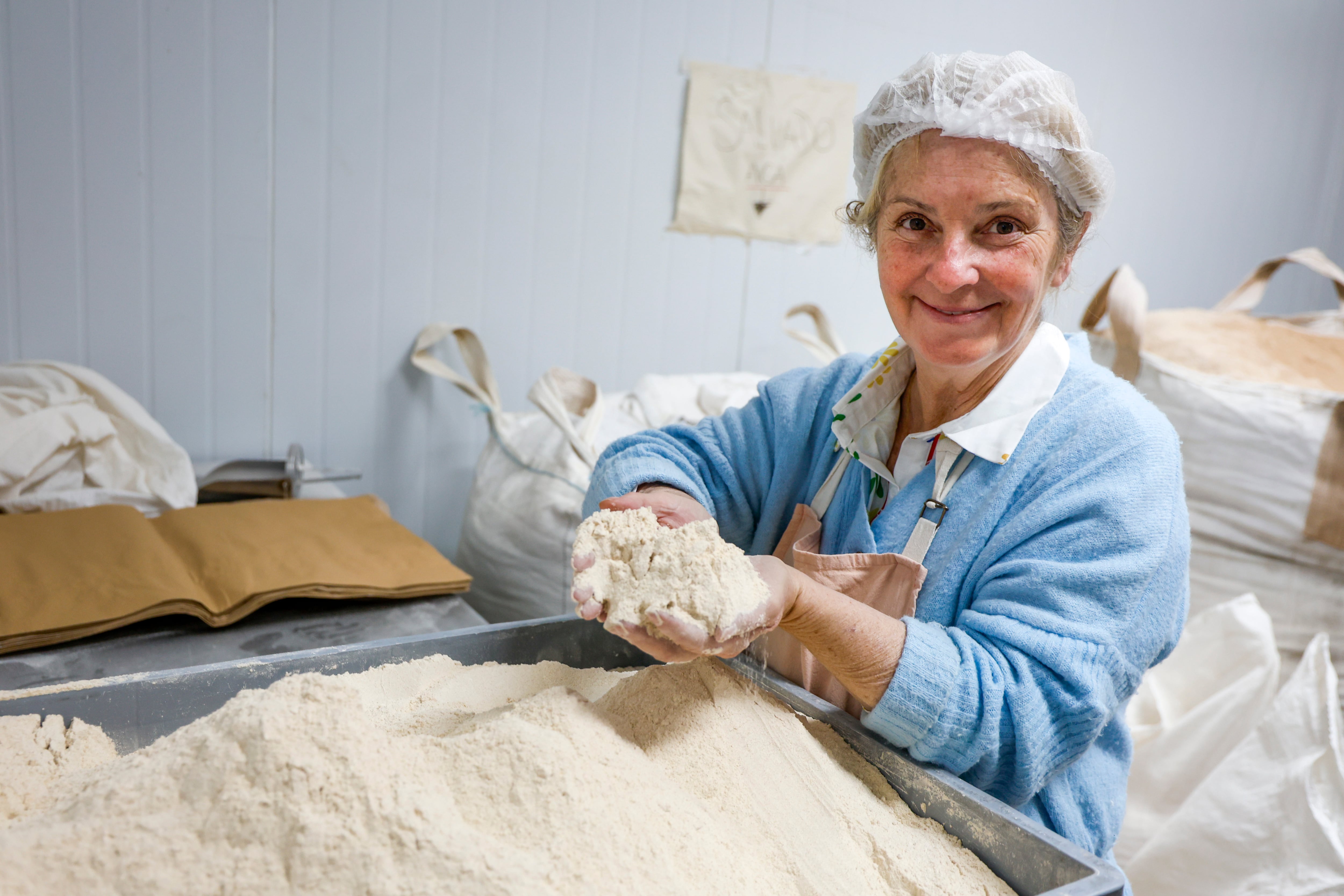 En el proceso no se destruye la estructura molecular del grano, esto preserva el sabor, sus nutrientes y da como resultado una harina viva, explican los hacedores.
