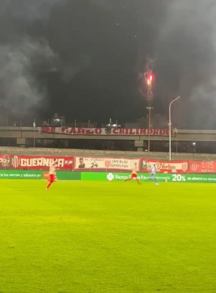 Barracas inauguraba nueva iluminación ante Rosario Central, pero el estadio quedó a oscuras y se demoró el partido 6 La bandera contra el presidente de River