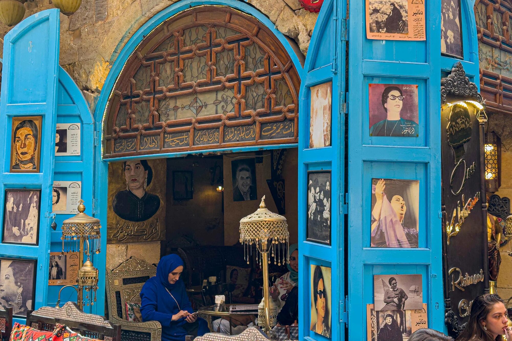 La gente se sienta en el café Umm Kulthum, que lleva el nombre de la fallecida cantante, compositora y actriz de cine egipcia, en la zona histórica de Khan al-Khalili, en el corazón de la capital egipcia, El Cairo, el 28 de enero, antes del 50º aniversario de su muerte