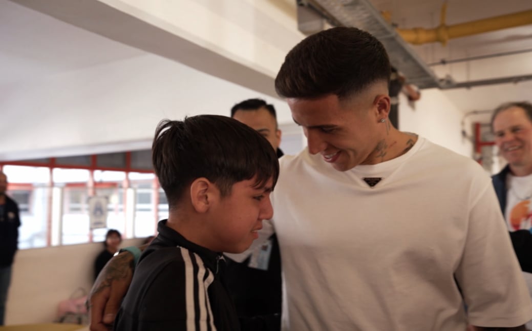 Enzo Fernández recorrió distintos sectores del hospital durante su visita